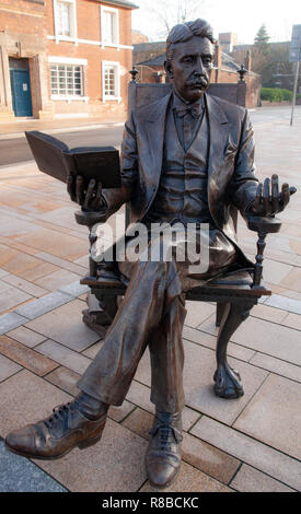 Statue de l'auteur Arnold Bennett à l'extérieur du musée et galerie d'art poteries, Bethesda Street, Hanley, Stoke on Trent Banque D'Images