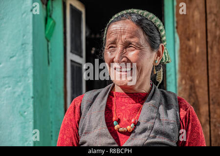 LANGTANG, NÉPAL- novembre 08, 2018 : plus belle femme népalaise de Langtang valley avec face ridée posant pour la caméra. Banque D'Images