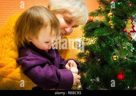 Portrait of happy grandmother hugging sa petite-fille sur Noël et Nouvel An des arbres décorés, joyeux Noël concept, famille heureuse, style de piscine, studio shot Banque D'Images
