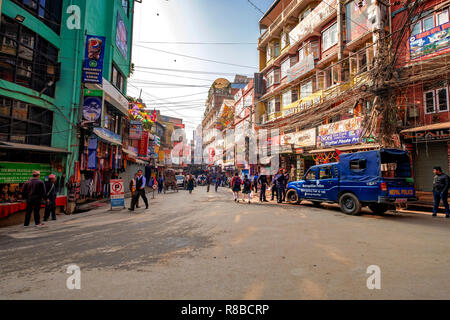 Katmandou au Népal, le 18 novembre 2018 - rue commerçante Crowdy avec la police patrouille dans Thamel, district de Katmandou, Népal. Banque D'Images