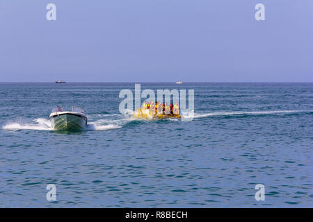 Sotchi, Russie - Août 22, 2018 : happy vacanciers touristes ride une banane gonflable dans la mer en été Banque D'Images