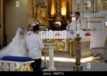 Cérémonie de mariage à l'intérieur de la cathédrale catholique romaine Antipolo ou sanctuaire national de Notre Dame de la paix et bon voyage situé dans la ville de Antipolo, dans la province de Rizal aux Philippines. Banque D'Images