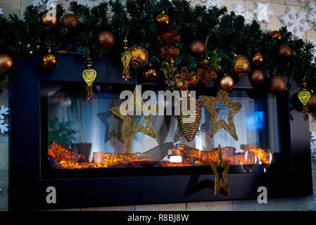 Décoration de Noël cheminée avec journal de gravure. Banque D'Images