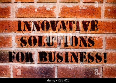 Main conceptuel écrit, indiquant des solutions innovantes pour les entreprises. Texte photo d'affaires idées modernes appliquées aux entreprises Banque D'Images