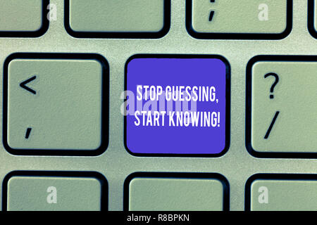 Écrit remarque montrant arrêter devinant en connaissance de cause. Photo d'objets américains ne pense obtenir les connaissances pour être sûr que l'intention du clavier pour créer com Banque D'Images