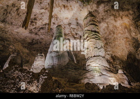 Stalactites et stalagmites dans une grotte connue sous le nom de Carlsbad Caverns dans le sud du Nouveau-Mexique, États-Unis Banque D'Images