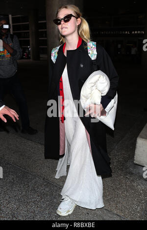 LOS ANGELES, CA, USA - 02 SEPTEMBRE : Elle Fanning vu à l'Aéroport International de Los Angeles le 2 septembre 2018 à Los Angeles, Californie, États-Unis. (Photo par Image Press Office) Banque D'Images