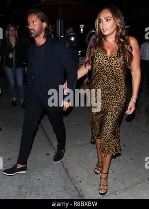 (Dossier) Tamara Ecclestone l'allaitement. Photo de fichier en date du 29 août 2018 de Tamara Ecclestone et mari Jay Rutland, qui a dit que sa fille de quatre ans est "presque fini" avec l'allaitement alors qu'elle s'apprête à commencer l'école. La fille de l'ancien patron de Formule 1 Bernie Ecclestone a également dit qu'elle a devenue émotive tout en préparant sa fille Sophia prêt pour sa prochaine grande étape de la vie. WEST HOLLYWOOD, LOS ANGELES, CA, USA - Le 29 août : Tamara Ecclestone et mari Jay Rutland vu le 29 août 2018 à West Hollywood, Los Angeles, Californie, États-Unis. (Photo par Image Press Office) Banque D'Images