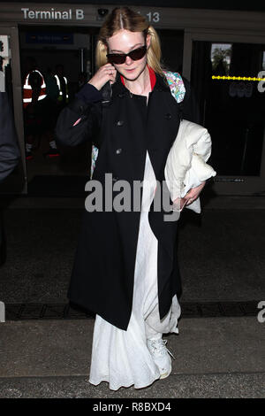 LOS ANGELES, CA, USA - 02 SEPTEMBRE : Elle Fanning vu à l'Aéroport International de Los Angeles le 2 septembre 2018 à Los Angeles, Californie, États-Unis. (Photo par Image Press Office) Banque D'Images