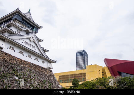 Kitakyushu Riverwalk, un prestigieux centre commercial dans la ville de Kitakyushu Kokura (Ward), le sud du Japon, ici en contraste avec le Château de Kokura starl Banque D'Images