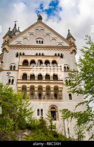 Grand fermer low angle view of la belle façade ouest du célèbre château de Neuschwanstein, un 19e siècle palais néo-roman au... Banque D'Images