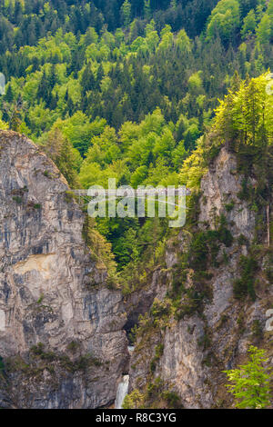 Très belle vue sur la crête de montagne étroites avec les touristes debout sur le Queen Mary's populaires (pont Marienbrücke) au cours de la Gorge de Pöllat... Banque D'Images