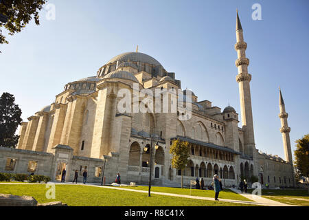 Istanbul, Turquie - 4 novembre, 2015. Vue extérieure de la mosquée de Soliman à Istanbul, avec les gens. Banque D'Images