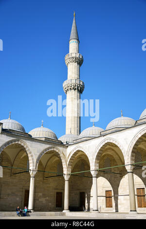 Istanbul, Turquie - 4 novembre, 2015. Minaret de la mosquée de Soliman à Istanbul, avec les gens. Banque D'Images