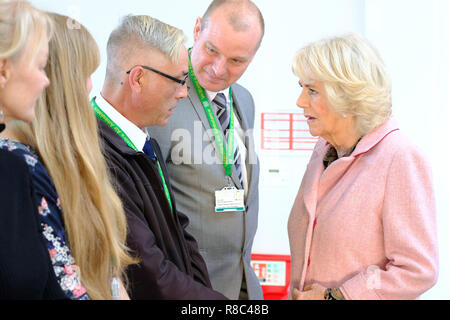 La duchesse de Cornouailles se réunit d'urgence et le personnel d'équipage alors qu'elle s'ouvre dans le Wiltshire Air Ambulance de neuf dans Outmarsh, Semington base aérienne. Banque D'Images