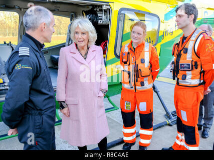 La duchesse de Cornouailles se réunit d'urgence et le personnel d'équipage alors qu'elle s'ouvre dans le Wiltshire Air Ambulance de neuf dans Outmarsh, Semington base aérienne. Banque D'Images