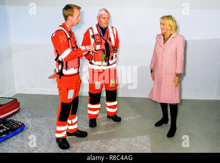 La duchesse de Cornouailles se réunit d'urgence et le personnel d'équipage alors qu'elle s'ouvre dans le Wiltshire Air Ambulance de neuf dans Outmarsh, Semington base aérienne. Banque D'Images