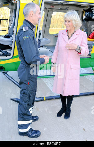 La duchesse de Cornouailles se réunit d'urgence et le personnel d'équipage alors qu'elle s'ouvre dans le Wiltshire Air Ambulance de neuf dans Outmarsh, Semington base aérienne. Banque D'Images