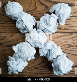 Damier symbolisant différentes solutions formant une croix Banque D'Images