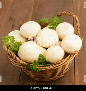 Panier de champignon blanc sur table en bois tourné carré Banque D'Images