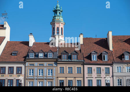 La belle architecture et les toits des bâtiments bordant la place de la vieille ville de Varsovie, Pologne, Banque D'Images