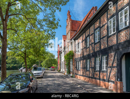 Les vieilles maisons le long des berges de la rivière Trave, An der Obertrave, Lubeck, Schleswig-Holstein, Allemagne Banque D'Images