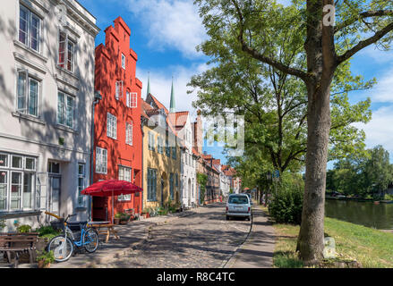 Les vieilles maisons le long des berges de la rivière Trave, An der Obertrave, Lubeck, Schleswig-Holstein, Allemagne Banque D'Images