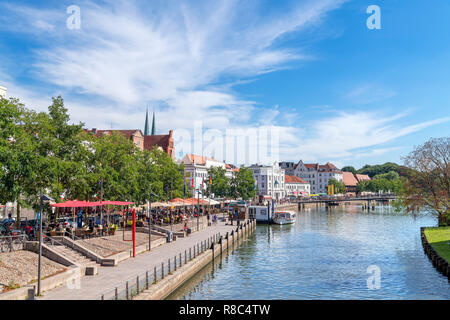 Cafés le long de la rivière Trave, An der Obertrave, Lubeck, Schleswig-Holstein, Allemagne Banque D'Images