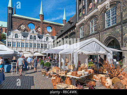 Marché le dimanche en face de la 13e siècle hôtel de ville (Rathaus), Markt, Lubeck, Schleswig-Holstein, Allemagne Banque D'Images