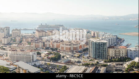 Vue panoramique de l'architecture du littoral à Gibraltar, territoire britannique d'Outremer Banque D'Images