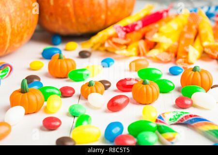 Bonbons différents sur la table en bois blanc pour Halloween party Banque D'Images