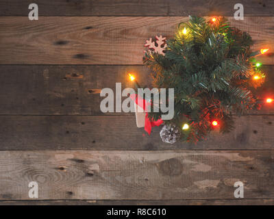 Boîtes cadeaux sous l'arbre de Noël sur un parquet, vue de dessus, les tons de couleur vintage Banque D'Images