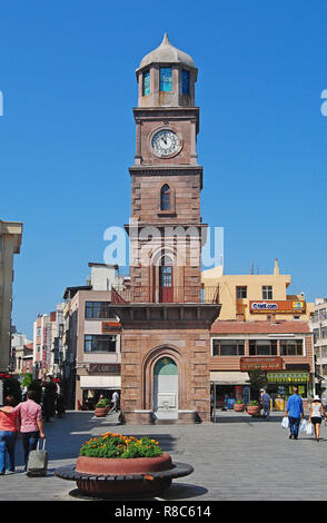 Canakkale, Turquie - 12 août 2013. Cinq étages de la tour de l'horloge ottomane à Canakkale, datant de 1897. Voir avec les gens. Banque D'Images