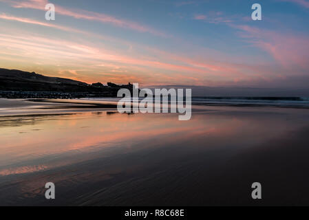 Beaux reflets de la couleurs de coucher de soleil dans le sable humide à Porthmeor beach surf St Ives Cornwall UK Europe Banque D'Images