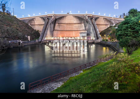 Aguieira, Portugal. Le 26 novembre 2018. Barrage d'Aguieira vu en aval, en fin d'après-midi avec l'éclairage est allumé et la rivière Mondego dans la Banque D'Images