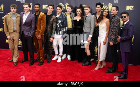 SANTA MONICA, LOS ANGELES, CA, USA - 16 juin : Miles Heizer, Justin Prentice, Steven Silver, Brandon, Larracuente Katherine Langford, Tommy Dorfman, Ross Butler, Alisha Boe, Brandon Flynnn, Christian Navarro à la 2018 MTV Film et TV Prix tenue au Barker Hangar le 16 juin 2018 à Santa Monica, Los Angeles, Californie, États-Unis. (Photo par Xavier Collin/Image Press Office) Banque D'Images