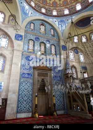 Istanbul, Turquie - le 24 juin 2013. L'intérieurmaison de Sokollu Sehit Mehmet Pasha mosque in Istanbul, avec minibar, mihrab et spectaculaire red et bleu Iznik ti Banque D'Images