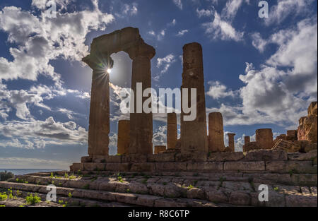 Temple en ruines d'Héraclès colonnes de célèbre ancienne vallée des Temples, Agrigente, Sicile, Italie. UNESCO World Heritage Site. Banque D'Images