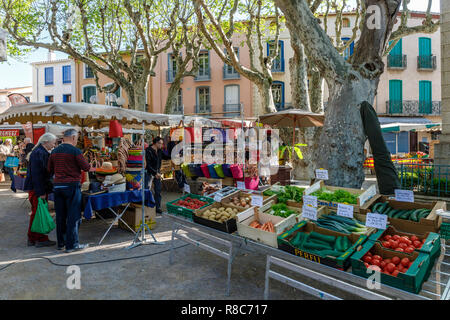 France, Pyrénées Orientales, Collioure, Côte Vermeille, jour de marché // France, Pyrénées-Orientales (66), la Côte Vermeille, Collioure, jour de marché Banque D'Images