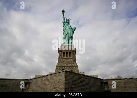 La Statue de la liberté en face de ciel couvert. Liberty Island, New York Harbor, New York, États-Unis d'Amérique. Banque D'Images