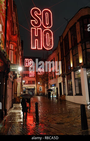 Soho les lumières de Noël sur une nuit pluvieuse humide Banque D'Images