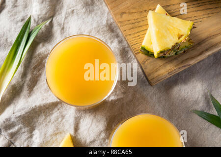 Orange brute dans un verre de jus d'Ananas Banque D'Images