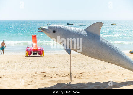 Sculpture Dolphin Dolphin watch indiquant sur l'occasion Albufeira, Algarve, Portugal Banque D'Images