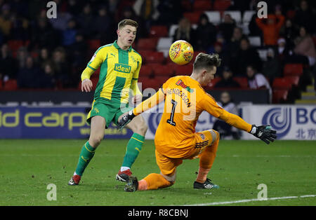 Le gardien de Sheffield United Dean Henderson sauve de West Bromwich Albion's Harvey Barnes pendant le ciel parier match de championnat Lane, Sheffield. Banque D'Images