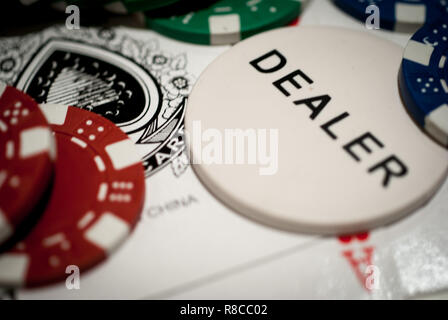 Des jetons de poker et bouton de donneur portant sur table de poker. Banque D'Images