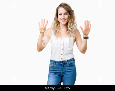 Belle jeune femme blonde sur fond isolés montrant et pointant vers le haut avec les doigts le numéro neuf en souriant confiant et heureux. Banque D'Images