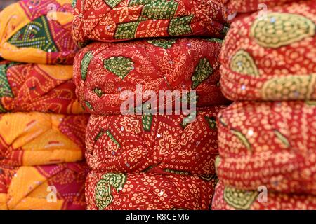 Rangées de Rajasthani traditionnelle indienne chapeaux, turbans ou safa à Jaipur, Rajasthan, Inde. Banque D'Images
