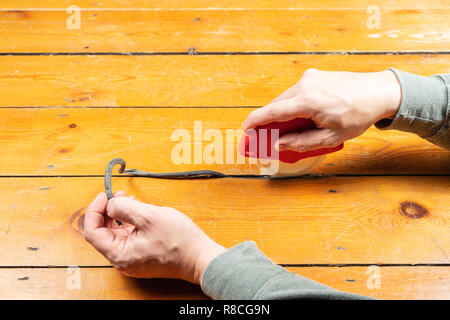 Comment combler les lacunes dans les planches et les planches de joint pour éviter les courants d'air et la perte de chaleur. Meilleure manière de rédiger une preuve de parquet. À l'aide de l'Applicateur Banque D'Images