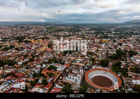 Bull ring et de la paroisse de SAN MGIUEL ARCANGEL comme vu à partir d'un début de matinée balade en montgolfière - San Miguel de Allende, Mexique Banque D'Images