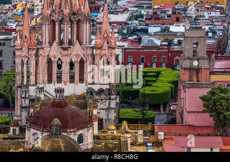 La PARROQUIA DE SAN MGIUEL ARCANGEL comme vu à partir d'un début de matinée balade en montgolfière - San Miguel de Allende, Mexique Banque D'Images